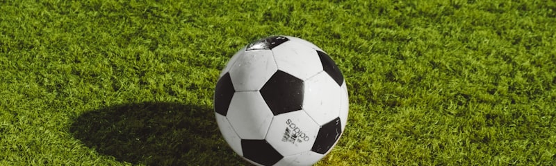 世界杯球队训练营中球员进行战术演练的精彩瞬间